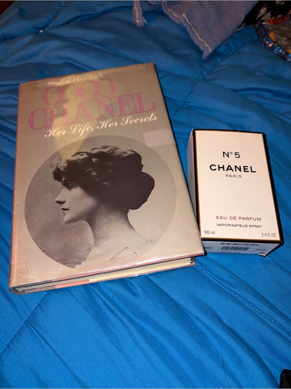 CHANEL N°5 Eau de Parfum Spray -perfume and book bundle